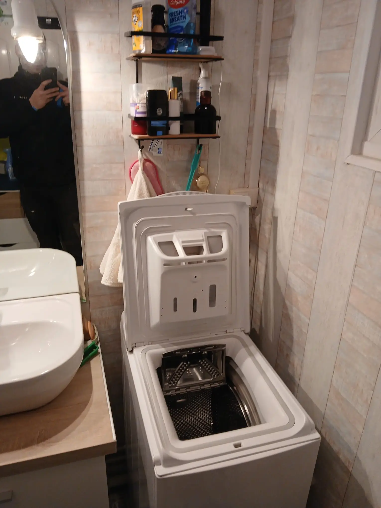 Rénovation de salle de bain à Barentin : remplacement de douche et meuble lavabo pour un espace plus moderne et fonctionnel - Photo 2