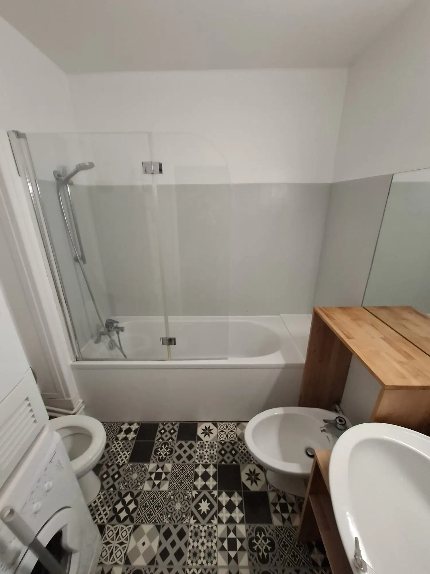 Nouvelle baignoire moderne installée dans une salle de bain rénovée à Rouen Saint-Marc