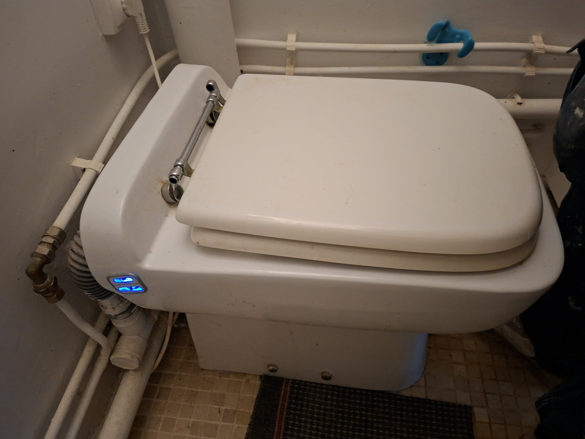 Ancien WC broyeur diagnostiqué hors service avant remplacement à Bois-Guillaume