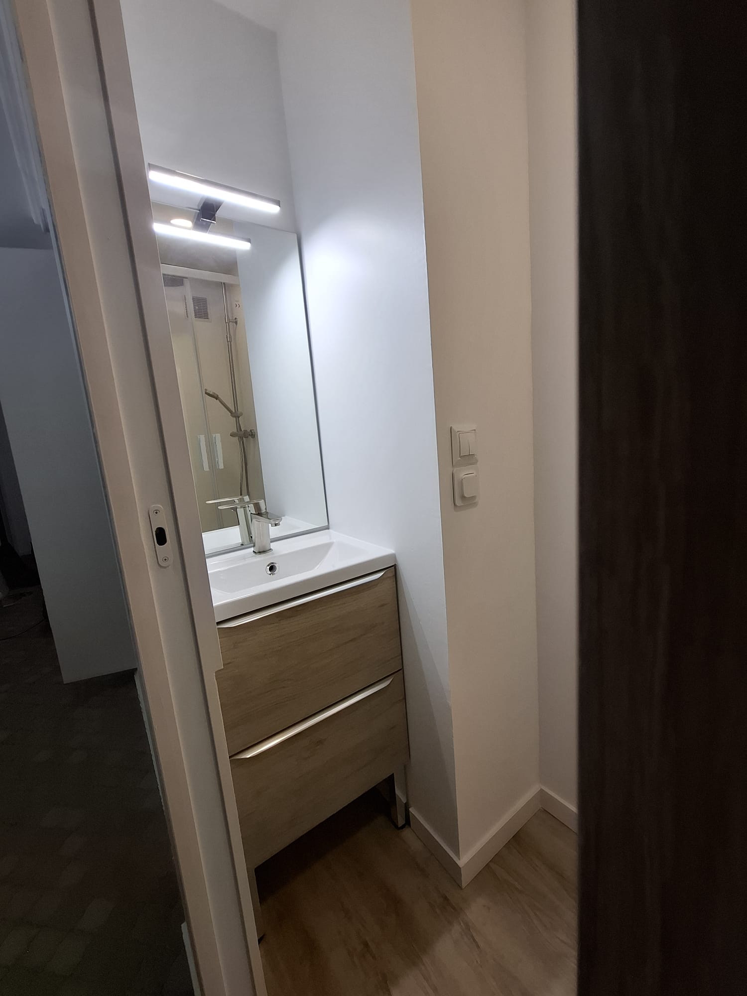 Meuble vasque compact installé dans une petite salle de bain à Déville-lès-Rouen