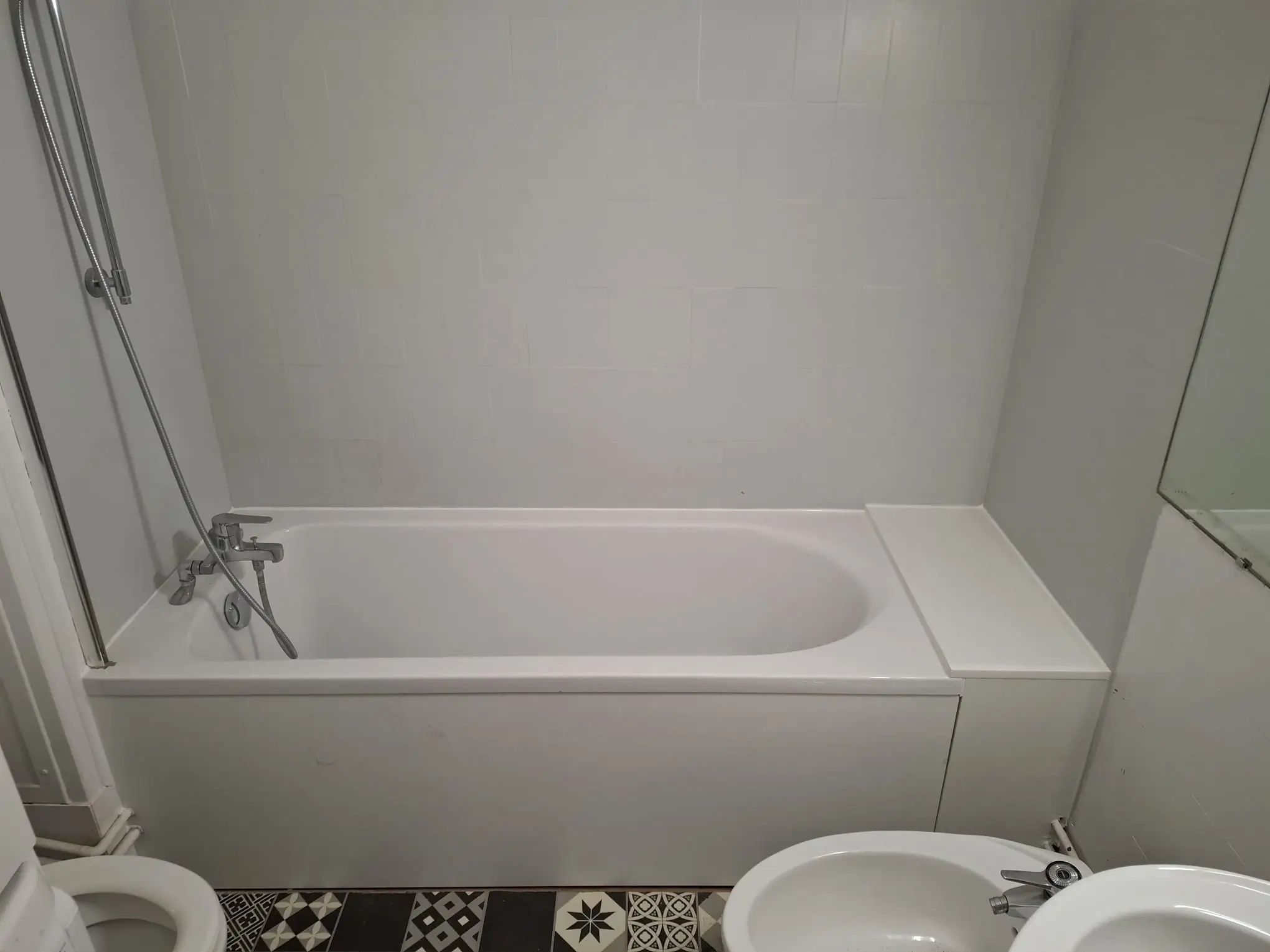 Installation d’une baignoire moderne dans une salle de bain à Rouen Saint-Marc
