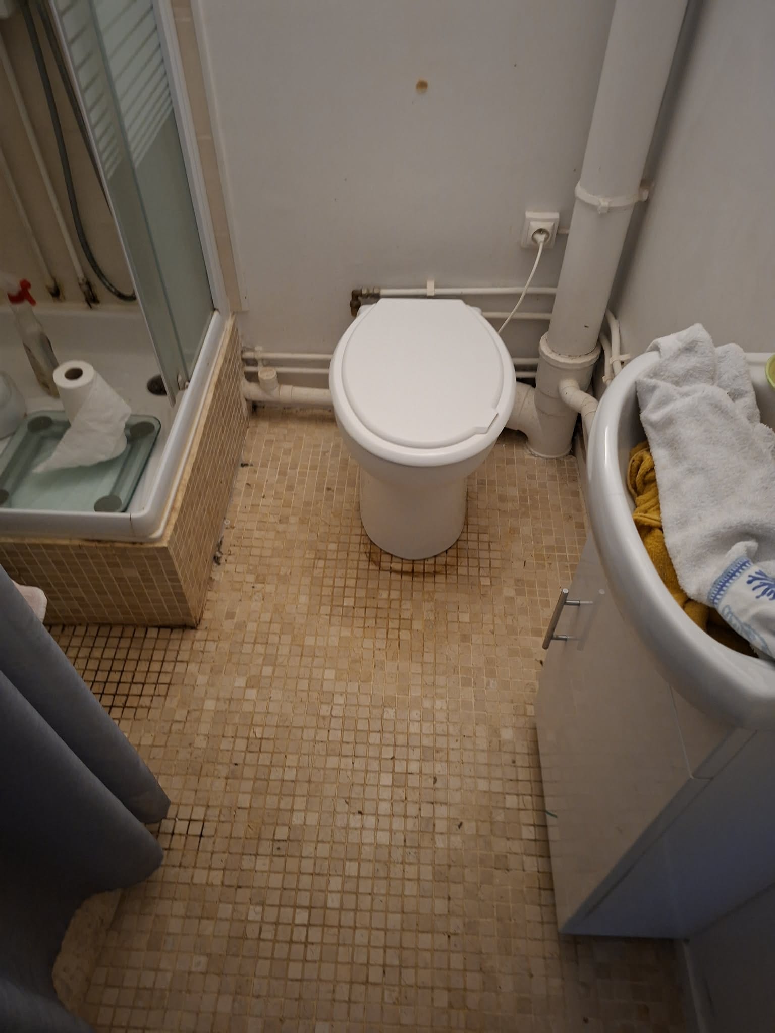 WC broyeur remplacé dans une salle d’eau à Bois-Guillaume après diagnostic hors service