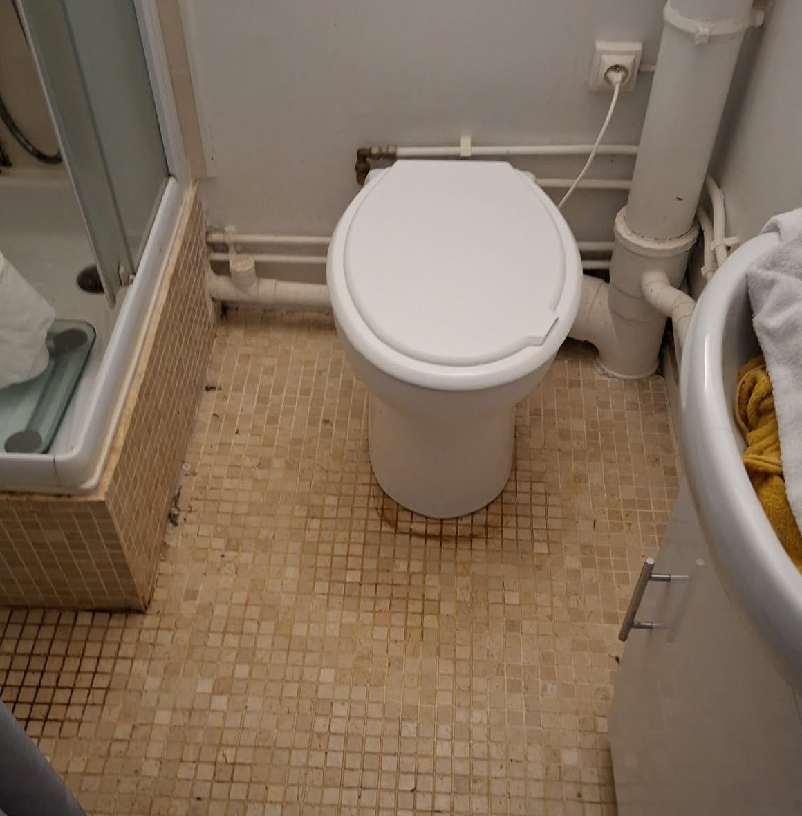 Vue complémentaire du WC broyeur remplacé et de son environnement sanitaire à Bois-Guillaume