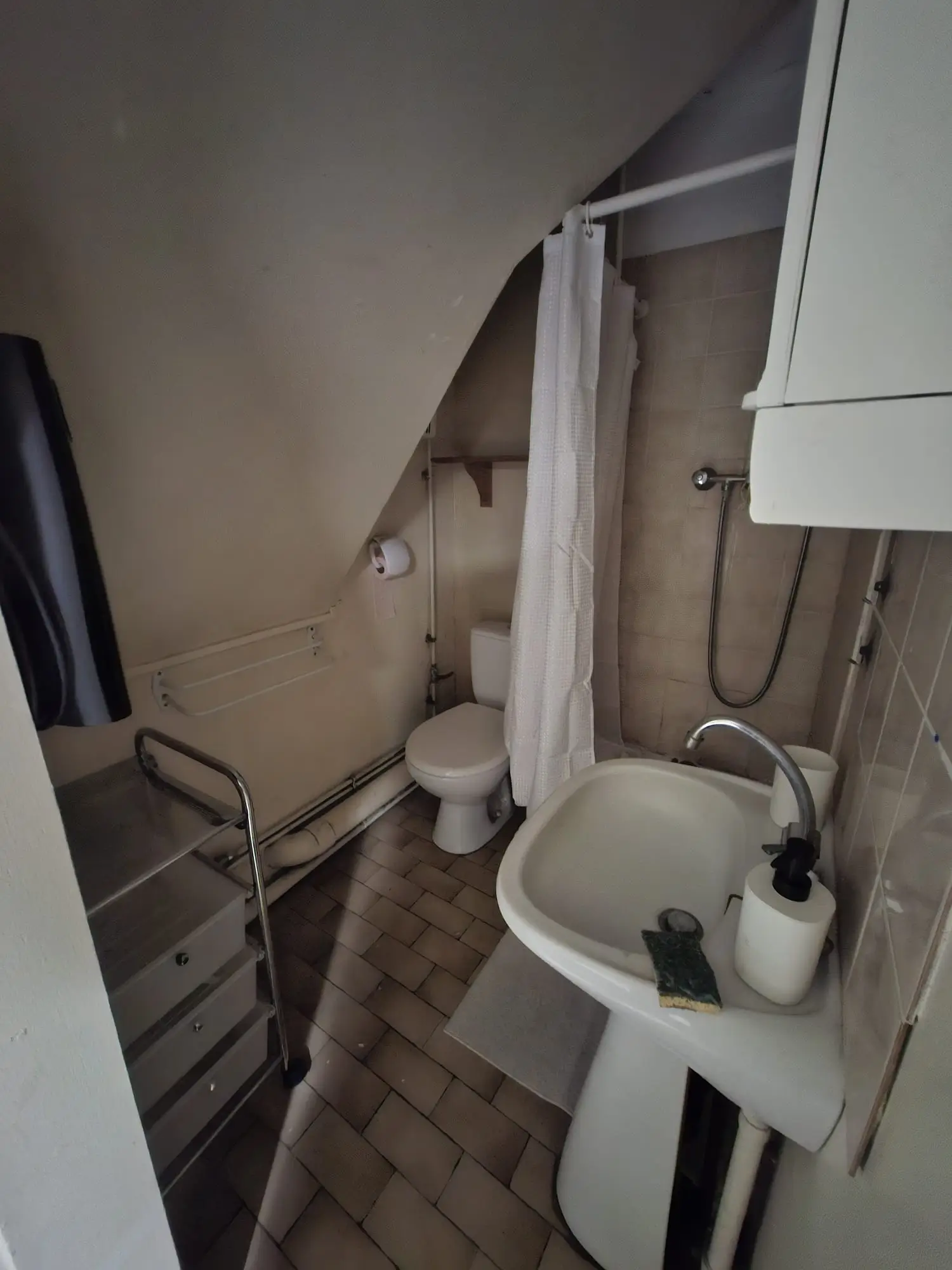 Avant après rénovation d’une salle de bain sous pente à Rouen Rougemare