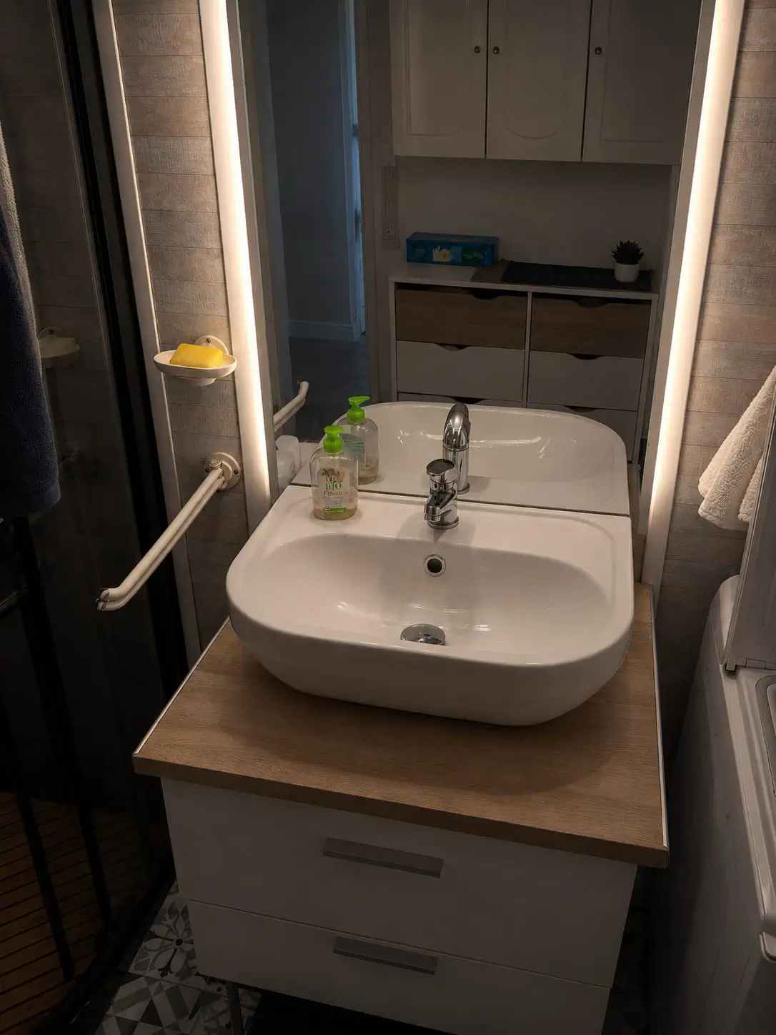 Rénovation de salle de bain à Barentin : remplacement de douche et meuble lavabo pour un espace plus moderne et fonctionnel - Photo 3
