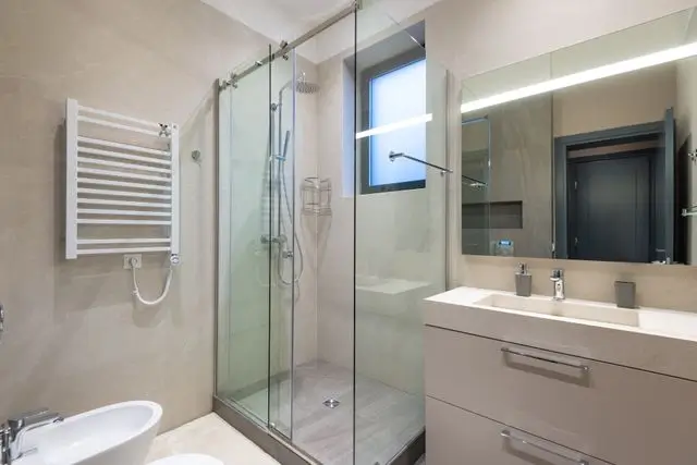 Salle de bain rénovée par REC Plombier Chauffagiste pour améliorer confort et fonctionnalité.