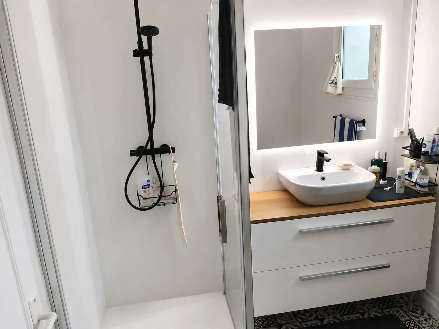 Rénovation de salle de bain à Barentin : remplacement de douche et meuble lavabo pour un espace plus moderne et fonctionnel - Photo 1