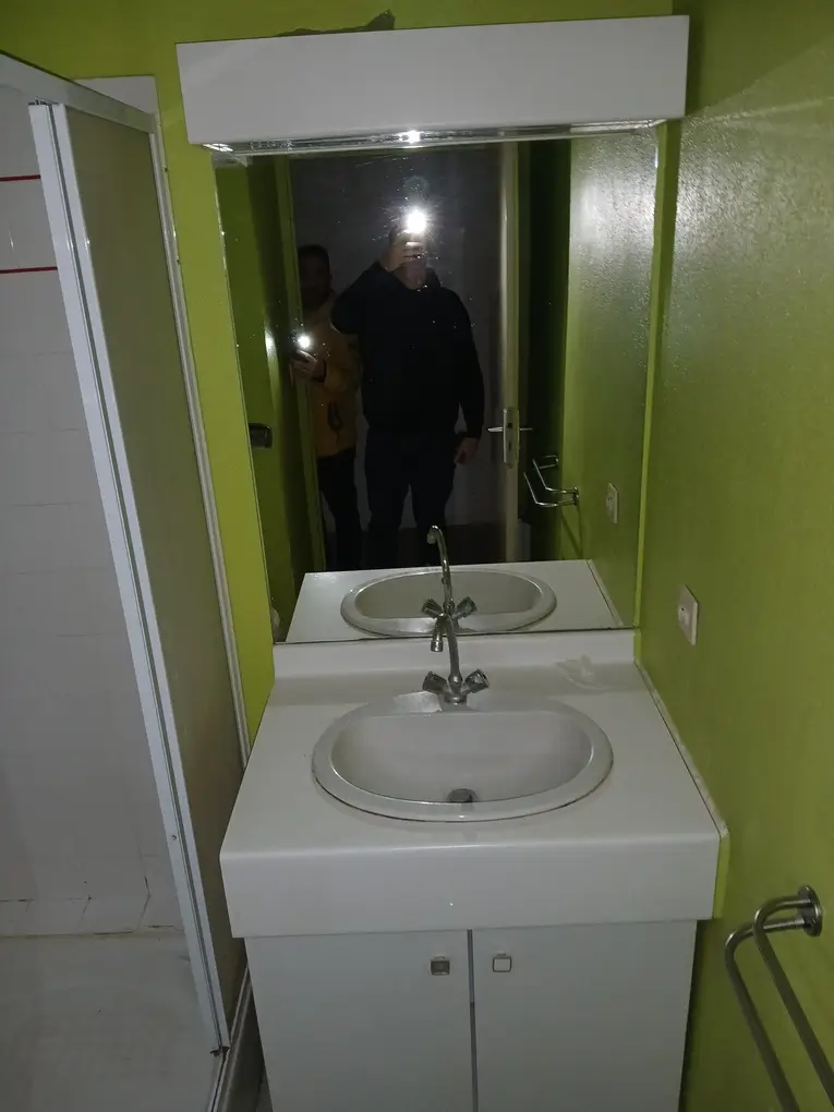 Ancien meuble lavabo avant remplacement lors d'une rénovation de salle de bain à Rouen Saint-Gervais