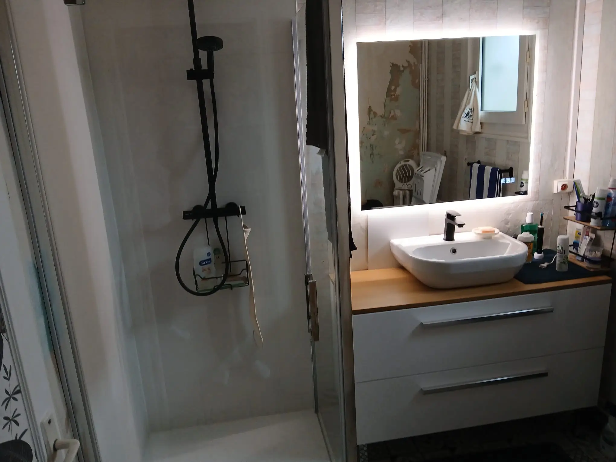 Rénovation de salle de bain à Barentin : remplacement de douche et meuble lavabo pour un espace plus moderne et fonctionnel - Photo 4