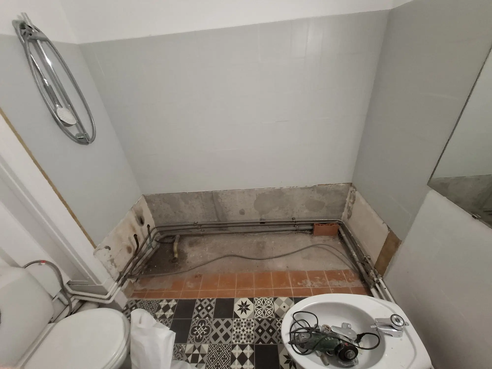 Ancienne baignoire en fonte avant rénovation d’une salle de bain à Rouen Saint-Marc