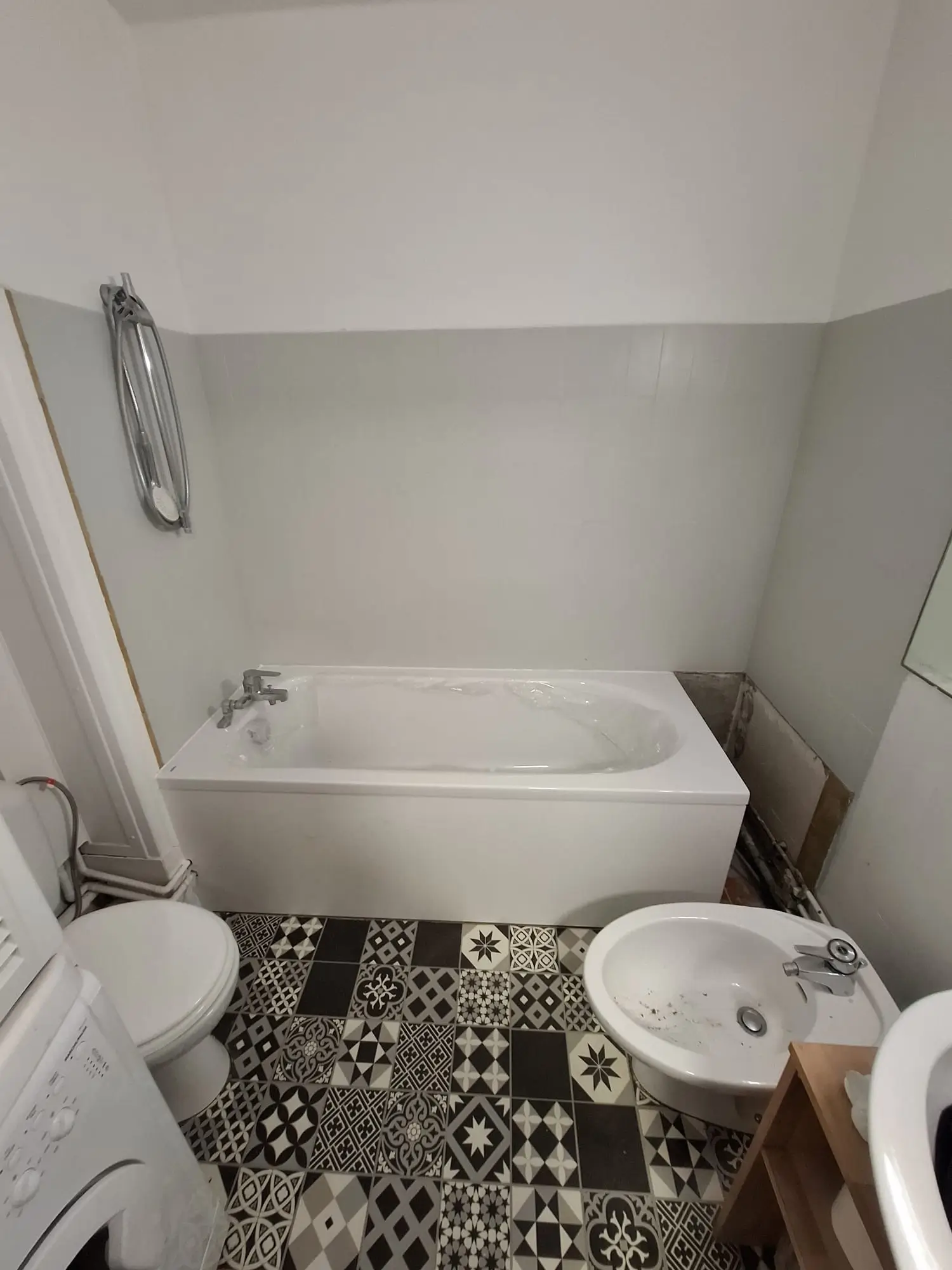Dépose d’une ancienne baignoire en fonte lors d’une rénovation de salle de bain à Rouen