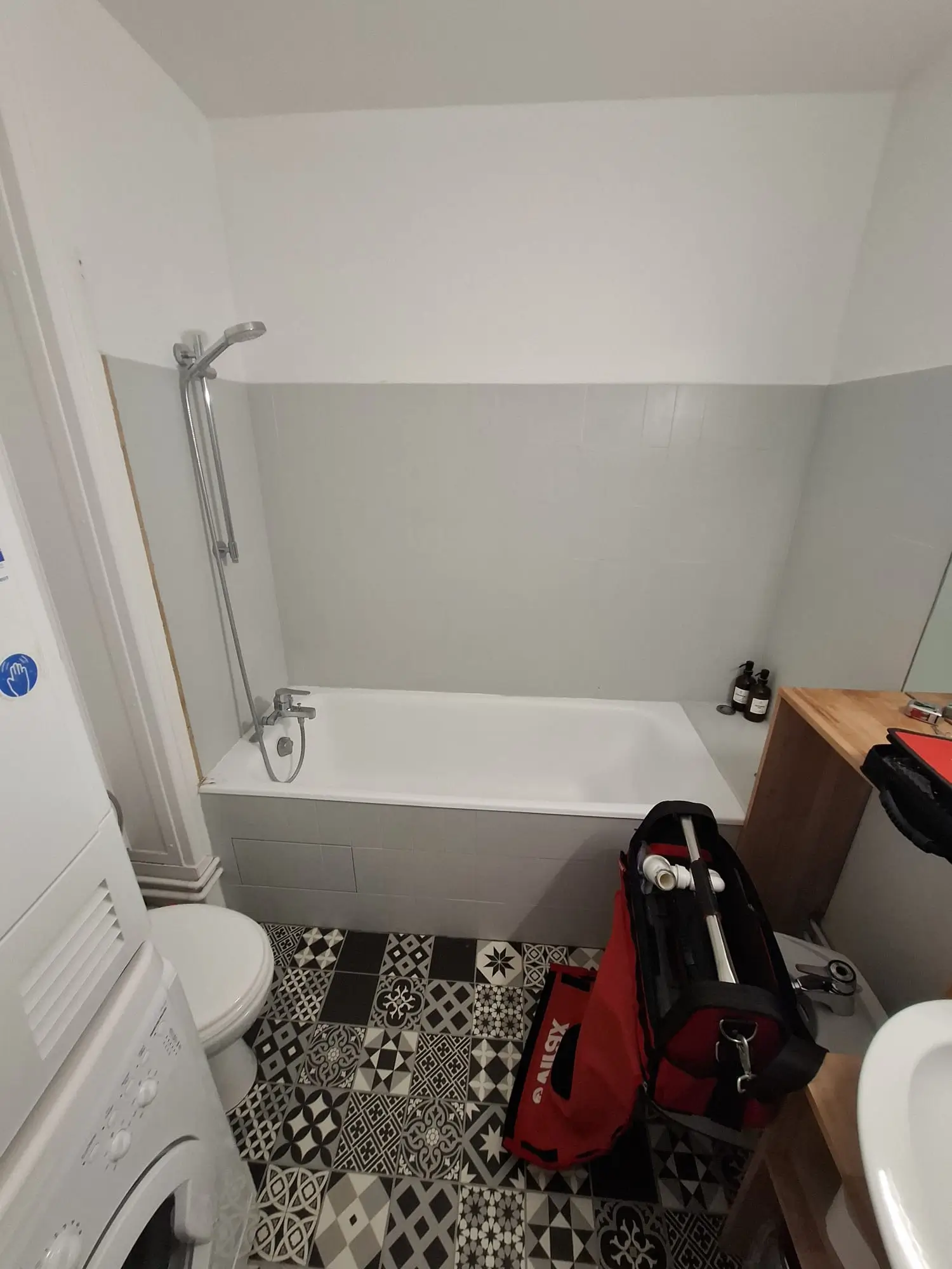 Salle de bain modernisée après remplacement d’une baignoire ancienne à Rouen Saint-Marc