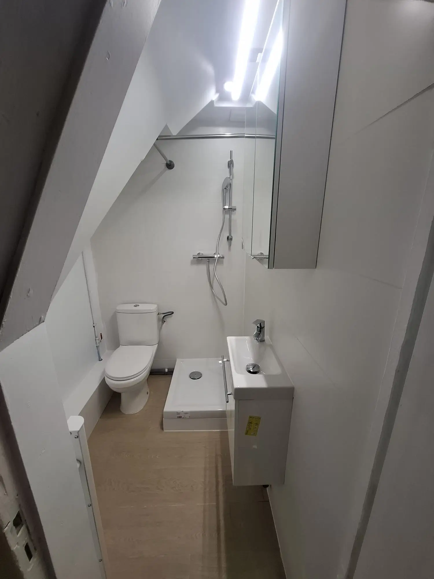 Nouvelle douche moderne installée dans une salle de bain sous pente à Rouen