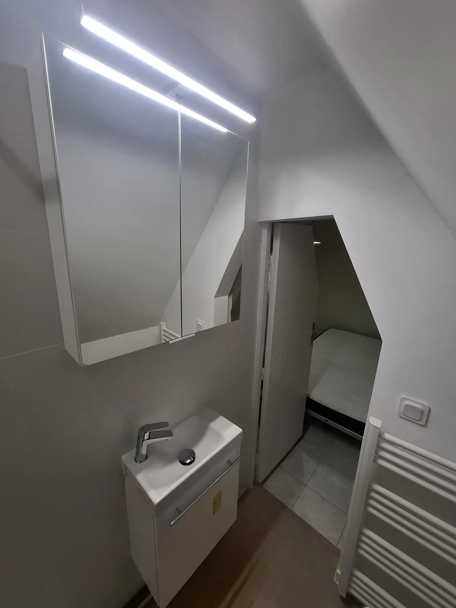 Avant après rénovation d’une salle de bain sous pente à Rouen Rougemare